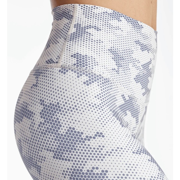 DYI  Digital Camo Signature Legging.  Like New - Picture 4 of 7